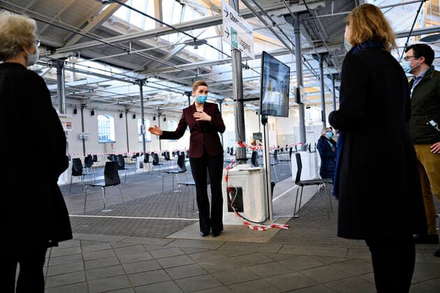 Statsminister Mette Frederiksen (S) og regionsraadsformand Sophie Haestorp Andersen (S) vises rundt af centerleder Lone Munk Andersen og formand for Region Hovedstadens vaccinetaskforce Jonas Bent Egebart og overvaerer generalproeve i vaccinationscenteret i OEksnehallen i Koebenhavn, fredag den 26. februar 2021. I loebet af fredagen forventes fem tusinde koebenhavnere vaccineret i centeret.. , Copenhagen Denmark Copyright: PhilipxDavali PhilipxDavalix cop105 spdk20210226-105417-L