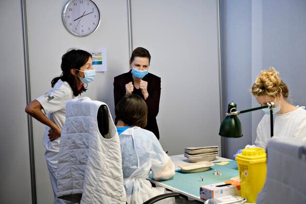 Statsminister Mette Frederiksen (S), da hun og regionsraadsformand Sophie Haestorp Andersen (S) ser paa klargoering af vaccinen, da devises rundt af centerleder Lone Munk Andersen og formand for Region Hovedstadens vaccinetaskforce Jonas Bent Egebart og overvaerer generalproeve i vaccinationscenteret i OEksnehallen i Koebenhavn, fredag den 26. februar 2021. I loebet af fredagen forventes fem tusinde koebenhavnere vaccineret i centeret.. , Copenhagen Denmark Copyright: PhilipxDavali PhilipxDavalix cop105 spdk20210226-105506-L