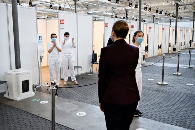 Statsminister Mette Frederiksen (S) bliver takket af to sygeplejersker, da hun og regionsraadsformand Sophie Haestorp Andersen (S) vises rundt og overvaerer generalproeve i vaccinationscenteret i OEksnehallen i Koebenhavn, fredag den 26. februar 2021. I loebet af fredagen forventes fem tusinde koebenhavnere vaccineret i centeret.. , Copenhagen Denmark Copyright: PhilipxDavali PhilipxDavalix cop105 spdk20210226-105556-L