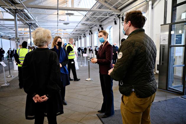 Statsminister Mette Frederiksen (S) og regionsraadsformand Sophie Haestorp Andersen (S) vises rundt af centerleder Lone Munk Andersen og formand for Region Hovedstadens vaccinetaskforce Jonas Bent Egebart og overvaerer generalproeve i vaccinationscenteret i OEksnehallen i Koebenhavn, fredag den 26. februar 2021. I loebet af fredagen forventes fem tusinde koebenhavnere vaccineret i centeret.. , Copenhagen Denmark Copyright: PhilipxDavali PhilipxDavalix cop105 spdk20210226-105650-L