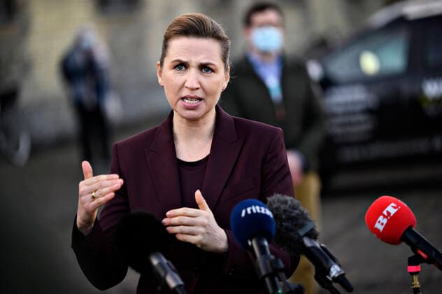 Statsminister Mette Frederiksen (S) holder doorstep efter hun og regionsraadsformanden er blevet vist rundt i vaccinationscenteret i OEksnehallen i Koebenhavn, fredag den 26. februar 2021. I loebet af fredagen forventes fem tusinde koebenhavnere vaccineret i centeret.. , Copenhagen Denmark Copyright: PhilipxDavali PhilipxDavalix COP106 spdk20210226-110043-L