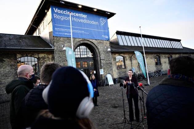 Statsminister Mette Frederiksen (S) og regionsraadsformand Sophie Haestorp Andersen (S), da statsministeren holder doorstep efter de er blevet vist rundti vaccinationscenteret i OEksnehallen i Koebenhavn, fredag den 26. februar 2021. I loebet af fredagen forventes fem tusinde koebenhavnere vaccineret i centeret.. , Copenhagen Denmark Copyright: PhilipxDavali PhilipxDavalix COP106 spdk20210226-110136-L