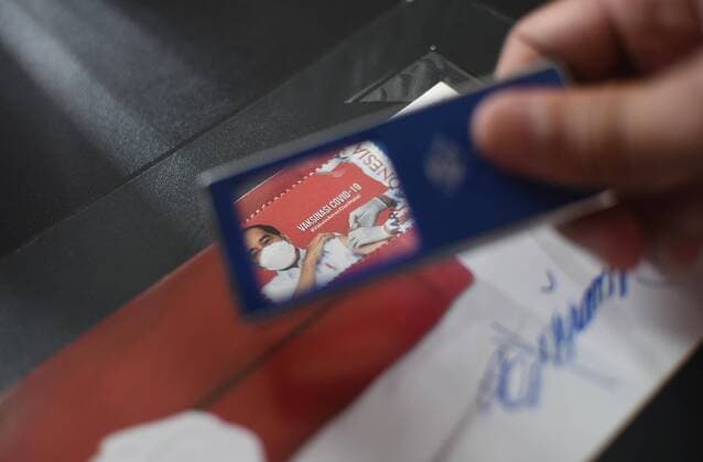 Bilder des Jahres 2021, News 02 Februar News Themen der Woche KW08 News Bilder des Tages (210226) -- JAKARTA, Feb. 26, 2021 -- An official displays a First Day Cover (FDC) marking the issuance of a set of special stamps themed on the COVID-19 vaccination in Jakarta, Indonesia, Feb. 26, 2021. ) INDONESIA-JAKARTA-COVID-19-VACCINATION-SPECIAL STAMPS-ISSUANCE Zulkarnain 