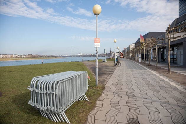 Erweiterte Maskenpflicht und Verweilverbot in Duesseldorf, 26.02.2021 ; Erweiterte Maskenpflicht und Verweilverbot in Duesseldorf am 26.02.2021, Duesseldorf. Foto: Kenny Beele Duesseldorf Rheinuferpromenade Duesseldorf Nordrhein Westfalen Germany Copyright: xBEAUTIFULxSPORTS KennyxBeelex