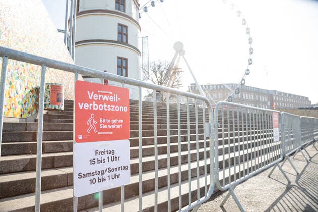 Erweiterte Maskenpflicht und Verweilverbot in Duesseldorf, 26.02.2021 ; Erweiterte Maskenpflicht und Verweilverbot in Duesseldorf am 26.02.2021, Duesseldorf. Foto: Kenny Beele Duesseldorf Rheinuferpromenade Duesseldorf Nordrhein Westfalen Germany Copyright: xBEAUTIFULxSPORTS KennyxBeelex