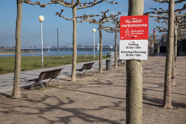Erweiterte Maskenpflicht und Verweilverbot in Duesseldorf, 26.02.2021 ; Erweiterte Maskenpflicht und Verweilverbot in Duesseldorf am 26.02.2021, Duesseldorf. Foto: Kenny Beele Duesseldorf Rheinuferpromenade Duesseldorf Nordrhein Westfalen Germany Copyright: xBEAUTIFULxSPORTS KennyxBeelex