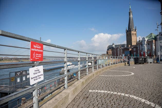 Erweiterte Maskenpflicht und Verweilverbot in Duesseldorf, 26.02.2021 ; Erweiterte Maskenpflicht und Verweilverbot in Duesseldorf am 26.02.2021, Duesseldorf. Foto: Kenny Beele Duesseldorf Rheinuferpromenade Duesseldorf Nordrhein Westfalen Germany Copyright: xBEAUTIFULxSPORTS KennyxBeelex