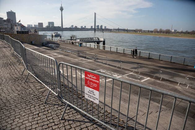 Erweiterte Maskenpflicht und Verweilverbot in Duesseldorf, 26.02.2021 ; Erweiterte Maskenpflicht und Verweilverbot in Duesseldorf am 26.02.2021, Duesseldorf. Foto: Kenny Beele Duesseldorf Rheinuferpromenade Duesseldorf Nordrhein Westfalen Germany Copyright: xBEAUTIFULxSPORTS KennyxBeelex