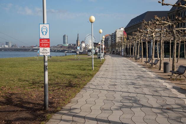 Erweiterte Maskenpflicht und Verweilverbot in Duesseldorf, 26.02.2021 ; Erweiterte Maskenpflicht und Verweilverbot in Duesseldorf am 26.02.2021, Duesseldorf. Foto: Kenny Beele Duesseldorf Rheinuferpromenade Duesseldorf Nordrhein Westfalen Germany Copyright: xBEAUTIFULxSPORTS KennyxBeelex