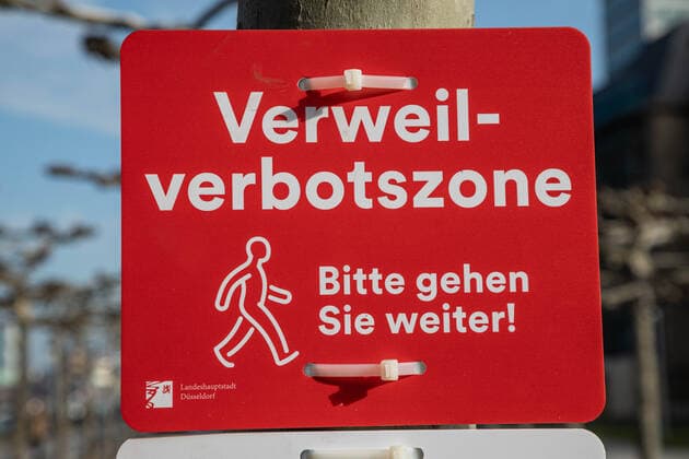 Erweiterte Maskenpflicht und Verweilverbot in Duesseldorf, 26.02.2021 ; Erweiterte Maskenpflicht und Verweilverbot in Duesseldorf am 26.02.2021, Duesseldorf. Foto: Kenny Beele Duesseldorf Rheinuferpromenade Duesseldorf Nordrhein Westfalen Germany Copyright: xBEAUTIFULxSPORTS KennyxBeelex