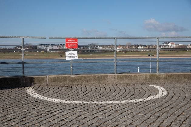 Erweiterte Maskenpflicht und Verweilverbot in Duesseldorf, 26.02.2021 ; Erweiterte Maskenpflicht und Verweilverbot in Duesseldorf am 26.02.2021, Duesseldorf. Foto: Kenny Beele Duesseldorf Rheinuferpromenade Duesseldorf Nordrhein Westfalen Germany Copyright: xBEAUTIFULxSPORTS KennyxBeelex