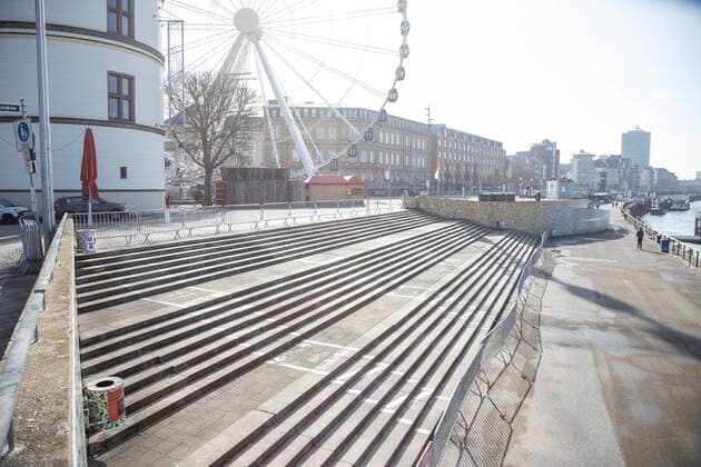 Erweiterte Maskenpflicht und Verweilverbot in Duesseldorf, 26.02.2021 ; Erweiterte Maskenpflicht und Verweilverbot in Duesseldorf am 26.02.2021, Duesseldorf. Foto: Kenny Beele Duesseldorf Rheinuferpromenade Duesseldorf Nordrhein Westfalen Germany Copyright: xBEAUTIFULxSPORTS KennyxBeelex
