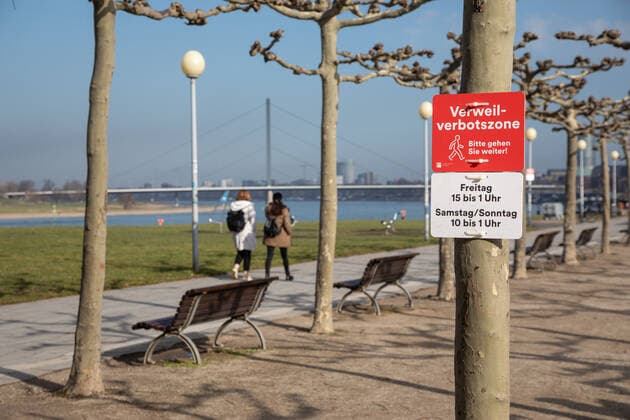 Erweiterte Maskenpflicht und Verweilverbot in Duesseldorf, 26.02.2021 ; Erweiterte Maskenpflicht und Verweilverbot in Duesseldorf am 26.02.2021, Duesseldorf. Foto: Kenny Beele Duesseldorf Rheinuferpromenade Duesseldorf Nordrhein Westfalen Germany Copyright: xBEAUTIFULxSPORTS KennyxBeelex