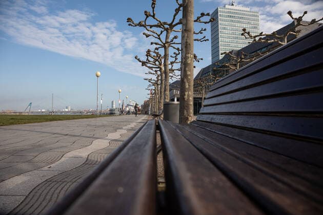 Erweiterte Maskenpflicht und Verweilverbot in Duesseldorf, 26.02.2021 ; Erweiterte Maskenpflicht und Verweilverbot in Duesseldorf am 26.02.2021, Duesseldorf. Foto: Kenny Beele Duesseldorf Rheinuferpromenade Duesseldorf Nordrhein Westfalen Germany Copyright: xBEAUTIFULxSPORTS KennyxBeelex