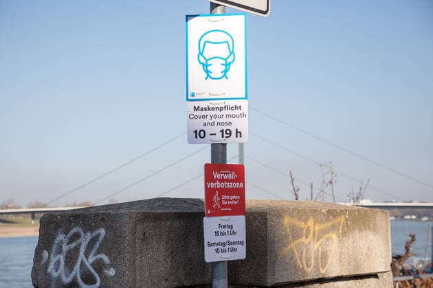 Erweiterte Maskenpflicht und Verweilverbot in Duesseldorf, 26.02.2021 ; Erweiterte Maskenpflicht und Verweilverbot in Duesseldorf am 26.02.2021, Duesseldorf. Foto: Kenny Beele Duesseldorf Rheinuferpromenade Duesseldorf Nordrhein Westfalen Germany Copyright: xBEAUTIFULxSPORTS KennyxBeelex