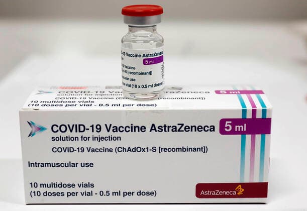 Impfzentrum Schoenefeld Schoenefeld, DEU, 26.02.2021 - Impfampullen und Packungen mit dem Covid19 Impfstoff Astra Zenica. Schoenefeld Brandenburg Deutschland
