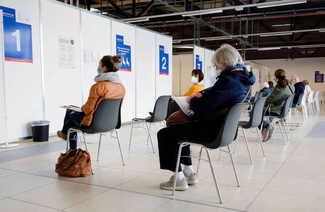 News Bilder des Tages Impfzentrum Schoenefeld Schoenefeld, DEU, 26.02.2021 - Impflinge im Impfzentrums im Terminal 5 des BER Flughafens. Schoenefeld Brandenburg Deutschland