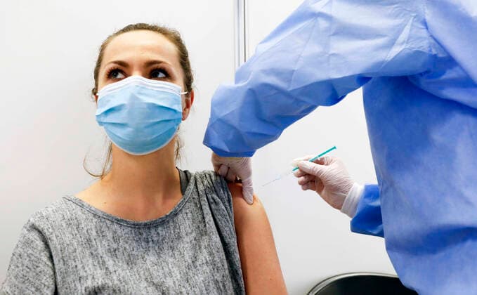 Impfzentrum Schoenefeld Schoenefeld, DEU, 26.02.2021 - Impfung mit Covid19 Biontech Pfizer Impfstoff Comirnaty im Impfzentrums im Terminal 5 des BER Flughafens. Schoenefeld Brandenburg Deutschland