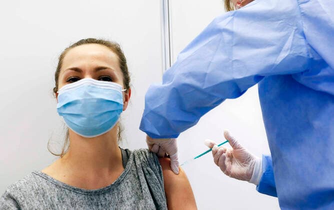 Impfzentrum Schoenefeld Schoenefeld, DEU, 26.02.2021 - Impfung mit Covid19 Biontech Pfizer Impfstoff Comirnaty im Impfzentrums im Terminal 5 des BER Flughafens. Schoenefeld Brandenburg Deutschland