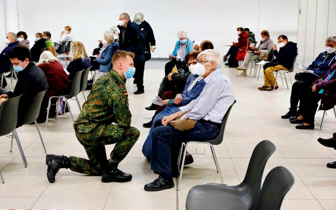 Impfzentrum Schoenefeld Schoenefeld, DEU, 26.02.2021 - Impflinge und ein Soldat der Bundeswehr im Impfzentrums im Terminal 5 des BER Flughafens. Schoenefeld Brandenburg Deutschland
