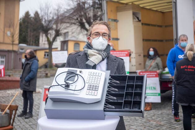 210226 Einzelhandel Der Einzelhandel ist nahezu am Ende. Seit 75 Tagen hat man keinen Cent verdient. Nächste Woche soll es neue politische Entscheidung im Einzelhandel geben. Dazu fand am Freitagvormittag eine spontane, angemeldete Kundgebung auf dem Stollberger Markt statt. Zahlreiche Gaststättenbesitzer und Einzelhändler waren anwesend. Sie zeigten ihren Unmut, hoffen auf ihrer Kundgebung, dass die politischen Träger die Existenznöte sehen. Die Kundgebung verlief ordnungsgemäß mit Abstand und Maske. Bei vielen Einzelhändlern liegen die Nerven blank. Manuela Löner-Lindner hat eine 5-köpfige Familie: Wir als 5 -köpfige Familie leben von nichts. Existenzschwach momentan, schlecht zum Heulen. Wir haben erst eine Immobilie erwo