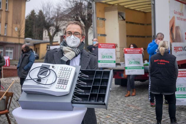 210226 Einzelhandel Der Einzelhandel ist nahezu am Ende. Seit 75 Tagen hat man keinen Cent verdient. Nächste Woche soll es neue politische Entscheidung im Einzelhandel geben. Dazu fand am Freitagvormittag eine spontane, angemeldete Kundgebung auf dem Stollberger Markt statt. Zahlreiche Gaststättenbesitzer und Einzelhändler waren anwesend. Sie zeigten ihren Unmut, hoffen auf ihrer Kundgebung, dass die politischen Träger die Existenznöte sehen. Die Kundgebung verlief ordnungsgemäß mit Abstand und Maske. Bei vielen Einzelhändlern liegen die Nerven blank. Manuela Löner-Lindner hat eine 5-köpfige Familie: Wir als 5 -köpfige Familie leben von nichts. Existenzschwach momentan, schlecht zum Heulen. Wir haben erst eine Immobilie erwo