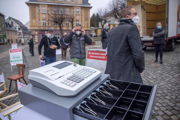 News Themen der Woche KW08 News Bilder des Tages 210226 Einzelhandel Der Einzelhandel ist nahezu am Ende. Seit 75 Tagen hat man keinen Cent verdient. Nächste Woche soll es neue politische Entscheidung im Einzelhandel geben. Dazu fand am Freitagvormittag eine spontane, angemeldete Kundgebung auf dem Stollberger Markt statt. Zahlreiche Gaststättenbesitzer und Einzelhändler waren anwesend. Sie zeigten ihren Unmut, hoffen auf ihrer Kundgebung, dass die politischen Träger die Existenznöte sehen. Die Kundgebung verlief ordnungsgemäß mit Abstand und Maske. Bei vielen Einzelhändlern liegen die Nerven blank. Manuela Löner-Lindner hat eine 5-köpfige Familie: Wir als 5 -köpfige Familie leben von nichts. Existenzschwach momentan, schlecht zum Heulen. Wir haben erst eine Immobilie erwo