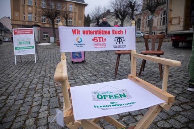 210226 Einzelhandel Der Einzelhandel ist nahezu am Ende. Seit 75 Tagen hat man keinen Cent verdient. Nächste Woche soll es neue politische Entscheidung im Einzelhandel geben. Dazu fand am Freitagvormittag eine spontane, angemeldete Kundgebung auf dem Stollberger Markt statt. Zahlreiche Gaststättenbesitzer und Einzelhändler waren anwesend. Sie zeigten ihren Unmut, hoffen auf ihrer Kundgebung, dass die politischen Träger die Existenznöte sehen. Die Kundgebung verlief ordnungsgemäß mit Abstand und Maske. Bei vielen Einzelhändlern liegen die Nerven blank. Manuela Löner-Lindner hat eine 5-köpfige Familie: Wir als 5 -köpfige Familie leben von nichts. Existenzschwach momentan, schlecht zum Heulen. Wir haben erst eine Immobilie erwo