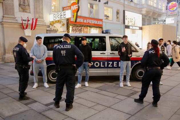 Coronas Stuation in Wien Wien, Innere Stadt, 25.02.2021 Corona-Pandemie, Corona, Corona-Virus, CoV 2, Covid 19, Sars, Virus, Virusinfektion, Pandemie, CoronakriseKrise, Viruserkrankung, Coronavirus, SARS-CoV-2 Polizei, Anhaltung, Kärntnerstraße, Peronalien aufnehmen, Polizeieinsatz Wien Austria