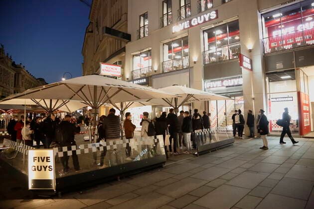 Coronas Stuation in Wien Wien, Innere Stadt, 25.02.2021 Corona-Pandemie, Corona, Corona-Virus, CoV 2, Covid 19, Sars, Virus, Virusinfektion, Pandemie, CoronakriseKrise, Viruserkrankung, Coronavirus, SARS-CoV-2 Menschenschlange vor FIVE GUYS Shop am Graben Take Away, Selbstabholung, Abholen Wien Austria