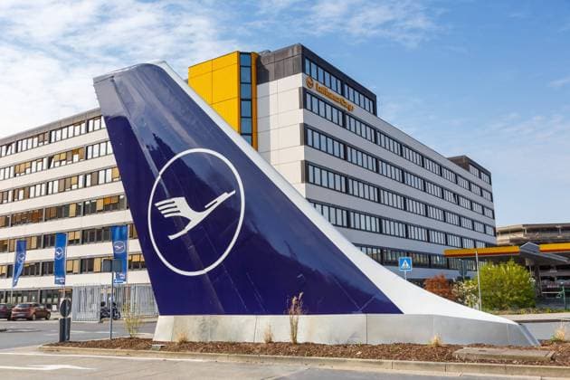Frankfurt, Deutschland - 7 April 2020: Lufthansa Zentrale Hauptsitz mit Leitwerk auf dem Flughafen Frankfurt (FRA) in Deutschland *** Frankfurt, Germany 7 April 2020 Lufthansa Headquarters with tail gate at Frankfurt FRA Airport in Germany 1084202713