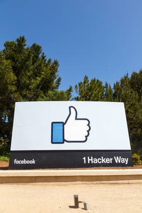 IMAGO History, 250 Jahre USA, Digitales Zeitalter: Entwicklung des Internets und Aufstieg von Silicon Valley Menlo Park, Kalifornien 10 April 2019: Facebook headquarters HQ Zentrale mit dem Daumen hoch Logo in Menlo Park, Vereinigte Staaten *** Menlo Park, California April 10, 2019 Facebook headquarters HQ with the thumbs up logo in Menlo Park, United States. 1084204118