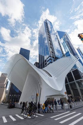 Architektur von Santiago Calatrava New York, Vereinigte Staaten - 28 Februar 2020: Bahnhof World Trade Center Station Santiago Calatrava Hochformat Oculus in New York in den Vereinigten Staaten *** New York, United States 28 February 2020 World Trade Center Station Santiago Calatrava portrait format Oculus in New York in the United States. 1084204486