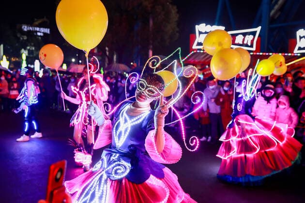 Bilder des Jahres 2021, News 02 Februar News Themen der Woche KW08 News Bilder des Tages WUHAN, CHINA - FEBRUARY 26: Cast members with lights all over their bodies perform to celebrate the Lantern Festival at Happy Valley Wuhan theme park on February 26, 2021 in Wuhan, Hubei Province of China.  Copyright: xVCGx CFP111318976439
