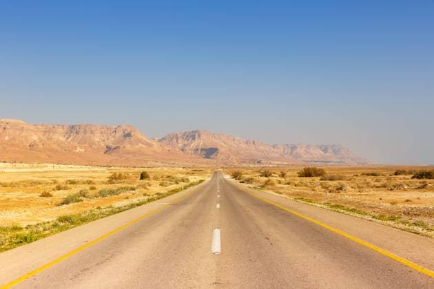 IMAGO Creative: Klimawandel - Nachhaltiges Reisen Totes Meer, Israel - 23 Februar 2019: Endlose Straße fahren leer Wüste Landschaft einsam Einsamkeit unendlich Entfernung in Israel *** Dead Sea, Israel 23 February 2019 Endless road driving empty desert landscape lonely solitude infinite distance in Israel 1084204089