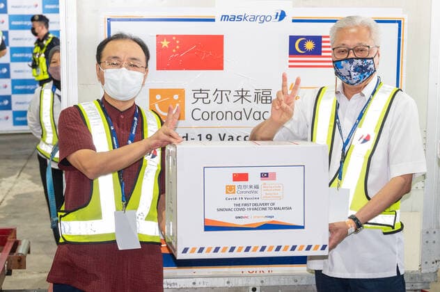 News Bilder des Tages (210227) -- KUALA LUMPUR, Feb. 27, 2021 -- Chinese Ambassador to Malaysia Ouyang Yujing (L) and Malaysia s Defence Minister Ismail Sabri Yaakob pose for photos in a brief ceremony following the arrival of the first batch of COVID-19 vaccines made by the Chinese biopharmaceutical company Sinovac Biotech at the Kuala Lumpur International Airport in Sepang, Malaysia, Feb. 27, 2021. The first batch of COVID-19 vaccines made by the Chinese biopharmaceutical company Sinovac Biotech arrived in Malaysia on Saturday, boosting the country s capability in the fight against the pandemic. ) MALAYSIA-COVID-19-CHINA-VACCINES-ARRIVAL ZhuxWei 