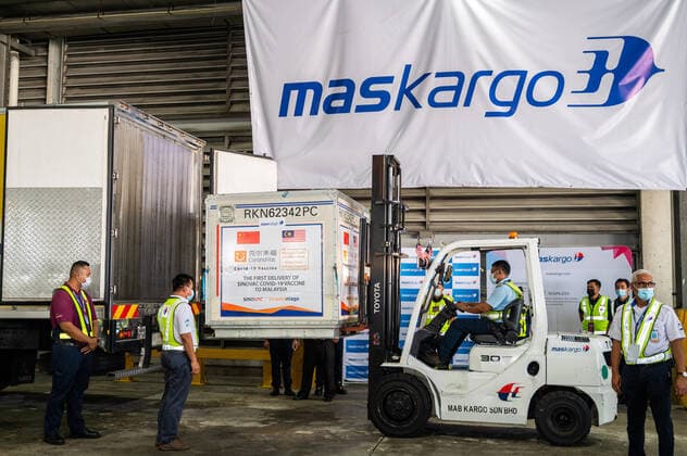 (210227) -- KUALA LUMPUR, Feb. 27, 2021 -- The first batch of COVID-19 vaccines made by the Chinese biopharmaceutical company Sinovac Biotech is loaded onto a truck at the Kuala Lumpur International Airport in Sepang, Malaysia, Feb. 27, 2021. The first batch of COVID-19 vaccines made by the Chinese biopharmaceutical company Sinovac Biotech arrived in Malaysia on Saturday, boosting the country s capability in the fight against the pandemic. ) MALAYSIA-COVID-19-CHINA-VACCINES-ARRIVAL ZhuxWei 