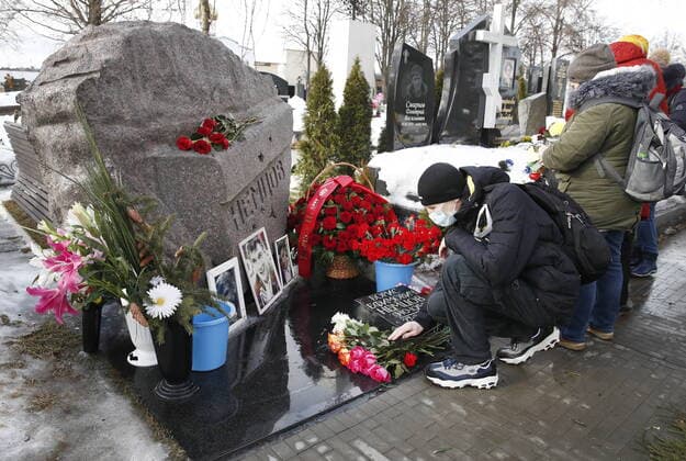 Bilder des Jahres 2021, News 02 Februar News Themen der Woche KW08 News Bilder des Tages MOSCOW, RUSSIA - FEBRUARY 27, 2021: People lay flowers on the grave of politician and opposition activist Boris Nemtsov in Troyekurovskoye Cemetery during a memorial event marking the 6th anniversary of Boris Nemtsov s assassination. Boris Nemtsov was shot dead in central Moscow on 27 February 2015. Artyom Geodakyan TASS  TS0F7E1D