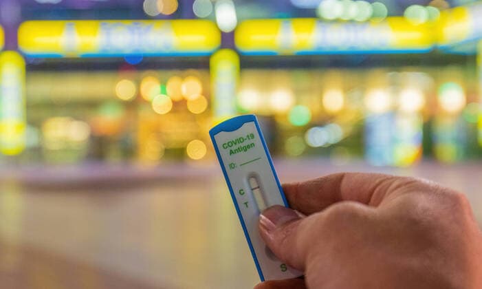 MUNICH, GERMANY - FEBRUARY 26, 2021: Germany is planing to sell Coronavirus COVID-19 Quick Rapid Diagnostic Test (RDT) in supermarkets. Coronavirus COVID-19 Quick Rapid Diagnostic Test (RDT) held by a hand in front of an EDEKA supermarket at Munich Airport Erding Germany Copyright: xcopyrightxOFFENBERGx