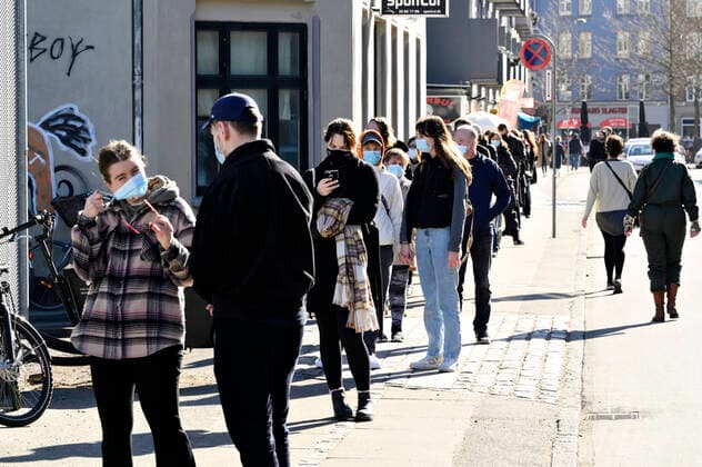 Lang koe ved midlertidigt COVID-19 testcenter paa Next NEXT Uddannelse Koebenhavn paa Frederiksborgvej i Koebenhavns Nordvest kvarter loerdag den 27. februar 2021. Efter et smitteudbrud af den sydafrikanske variant af coronavirus har myndighederne i de seneste dage stemt doerklokker i omkring 700 hjem og opfordret til at folk lade sig teste.. , Copenhagen Denmark Copyright: PhilipxDavali PhilipxDavalix COP106 spdk20210227-135411-L