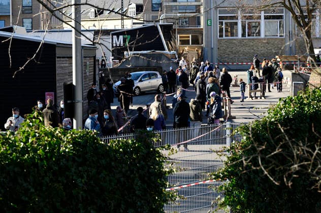 Lang koe ved midlertidigt COVID-19 testcenter paa Next NEXT Uddannelse Koebenhavn paa Frederiksborgvej i Koebenhavns Nordvest kvarter loerdag den 27. februar 2021. Efter et smitteudbrud af den sydafrikanske variant af coronavirus har myndighederne i de seneste dage stemt doerklokker i omkring 700 hjem og opfordret til at folk lade sig teste.. , Copenhagen Denmark Copyright: PhilipxDavali PhilipxDavalix COP106 spdk20210227-135426-L
