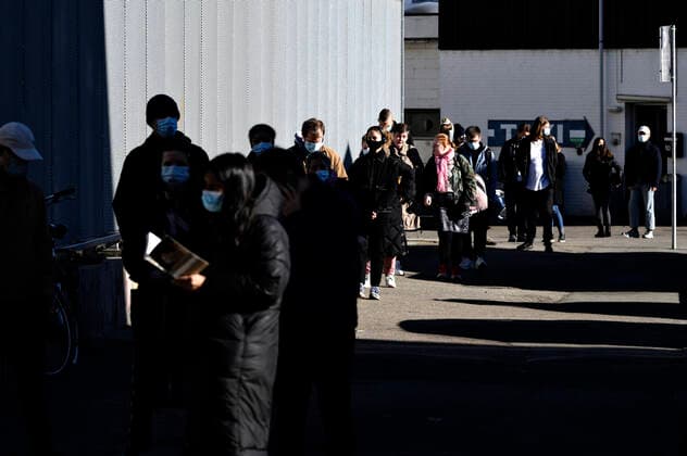 Lang koe ved midlertidigt COVID-19 testcenter paa Next NEXT Uddannelse Koebenhavn paa Frederiksborgvej i Koebenhavns Nordvest kvarter loerdag den 27. februar 2021. Efter et smitteudbrud af den sydafrikanske variant af coronavirus har myndighederne i de seneste dage stemt doerklokker i omkring 700 hjem og opfordret til at folk lade sig teste.. , Copenhagen Denmark Copyright: PhilipxDavali PhilipxDavalix COP106 spdk20210227-135442-L