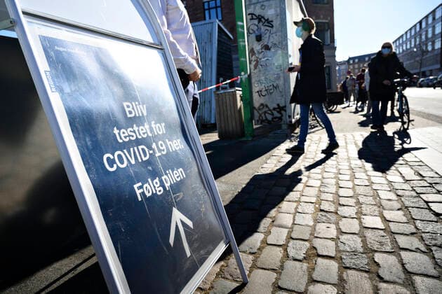 Lang koe ved midlertidigt COVID-19 testcenter paa Next NEXT Uddannelse Koebenhavn paa Frederiksborgvej i Koebenhavns Nordvest kvarter loerdag den 27. februar 2021. Efter et smitteudbrud af den sydafrikanske variant af coronavirus har myndighederne i de seneste dage stemt doerklokker i omkring 700 hjem og opfordret til at folk lade sig teste.. , Copenhagen Denmark Copyright: PhilipxDavali PhilipxDavalix COP106 spdk20210227-135518-L