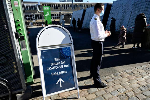 Lang koe ved midlertidigt COVID-19 testcenter paa Next NEXT Uddannelse Koebenhavn paa Frederiksborgvej i Koebenhavns Nordvest kvarter loerdag den 27. februar 2021. Efter et smitteudbrud af den sydafrikanske variant af coronavirus har myndighederne i de seneste dage stemt doerklokker i omkring 700 hjem og opfordret til at folk lade sig teste.. , Copenhagen Denmark Copyright: PhilipxDavali PhilipxDavalix COP106 spdk20210227-135535-L