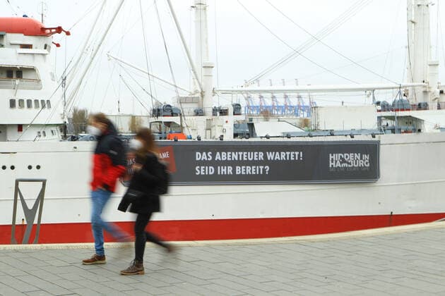 Fast menschenleere Hafenpromenade in Hamburg während des Lockdowns. Altstadt Hamburg