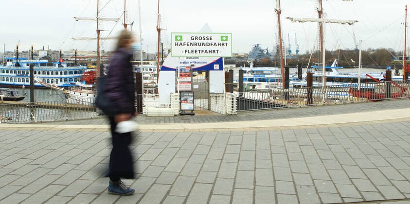 Fast menschenleere Hafenpromenade in Hamburg während des Lockdowns. Altstadt Hamburg