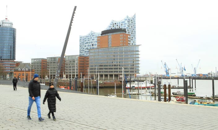 Fast menschenleere Hafenpromenade in Hamburg während des Lockdowns. Im Hintergrund die Elbphilharmonie. Altstadt Hamburg