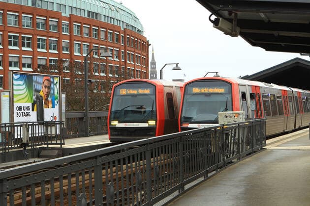 Menschenleerer U-Bahnhof Baumwall an der Hamburger Hafenpromenade während des Lockdowns. Altstadt Hamburg