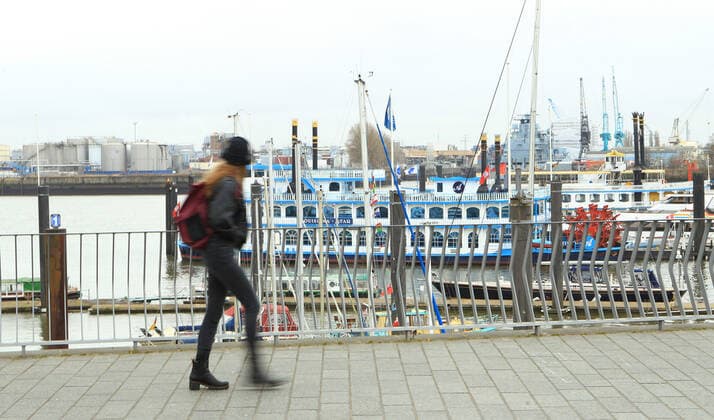 Fast menschenleere Hamburger Hafenpromenade während des Lockdowns. Altstadt Hamburg