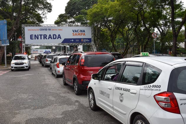 SÃO PAULO, SP - 27.02.2021: VACINAÇÃO CONTRA COVID19 SP - Vaccination of elderly people between 80 and 84 years against Covid-19, (Coronavirus) at the drive thru station of Anhembi, this Saturday (27). The City of São Paulo anticipated the vaccination of elderly people between 80 and 84 years of age in drive thru and AMAS posts in the capital. In the photo row of cars waiting to enter the place. x2036713x  RobertoxCasimiro